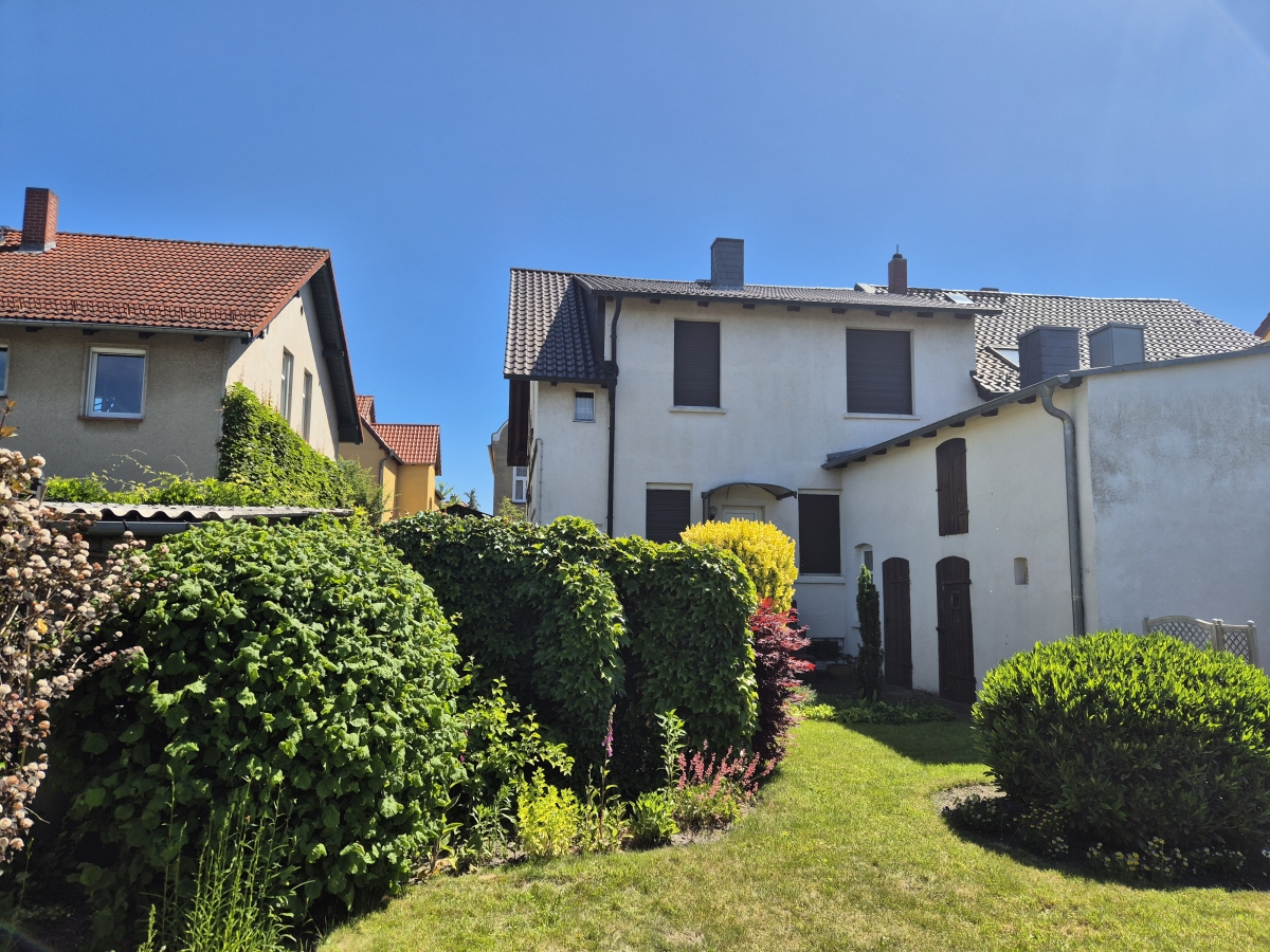 Hausansicht-Garten_ASKANIA Immobilien GmbH