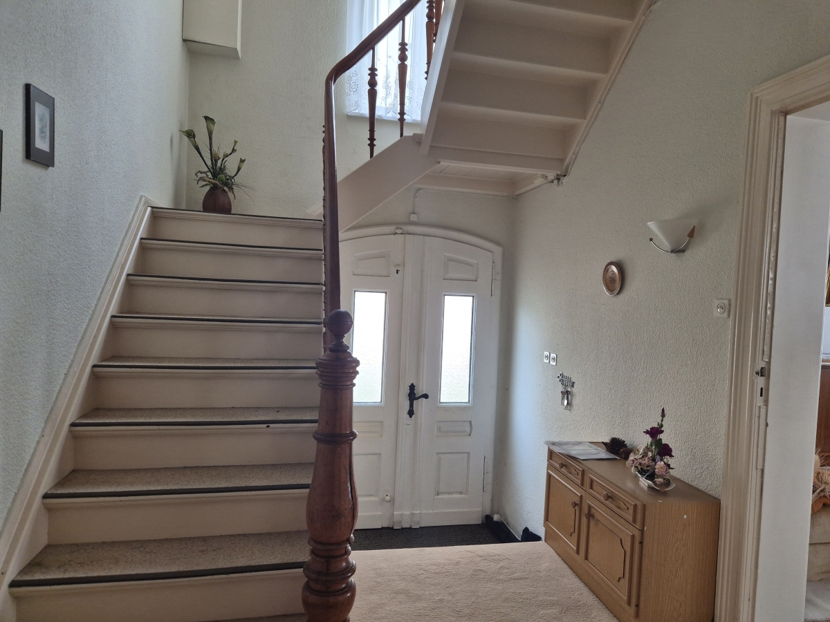 Treppenhaus mit Geschosstreppe (Original)_ASKANIA Immobilien GmbH