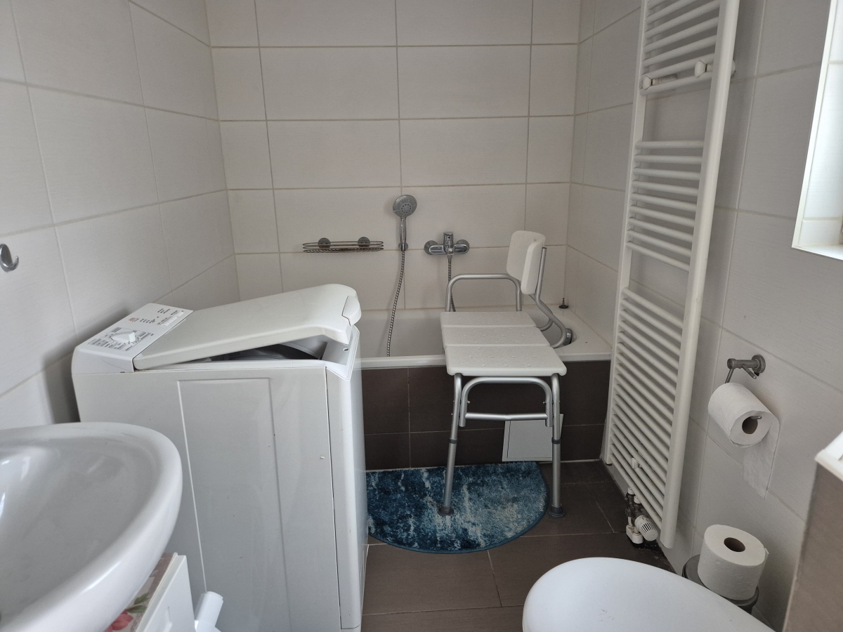 Badezimmer mit Wanne EG