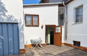Innenhof mit Eingang und Garage